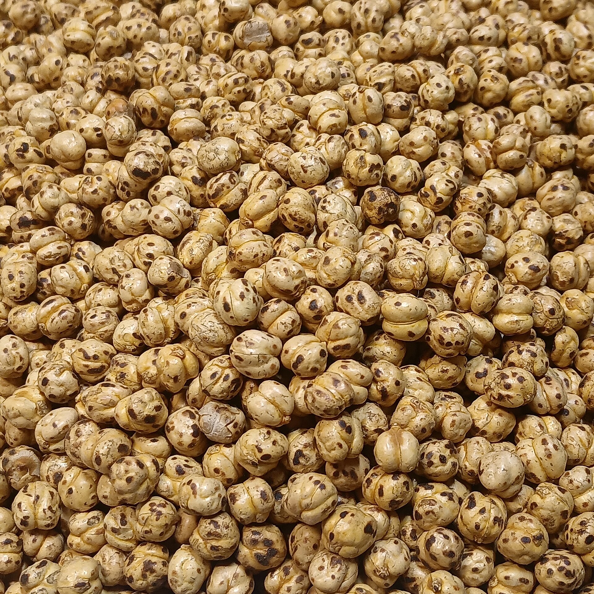 Bowl of roasted chickpeas representing ready-to-eat minimally processed legume products